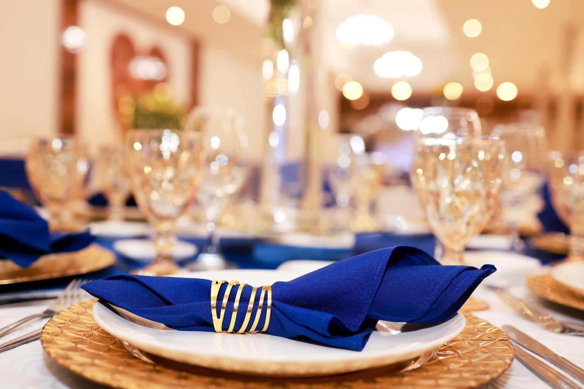 Detalle de mesa con servilleta azul