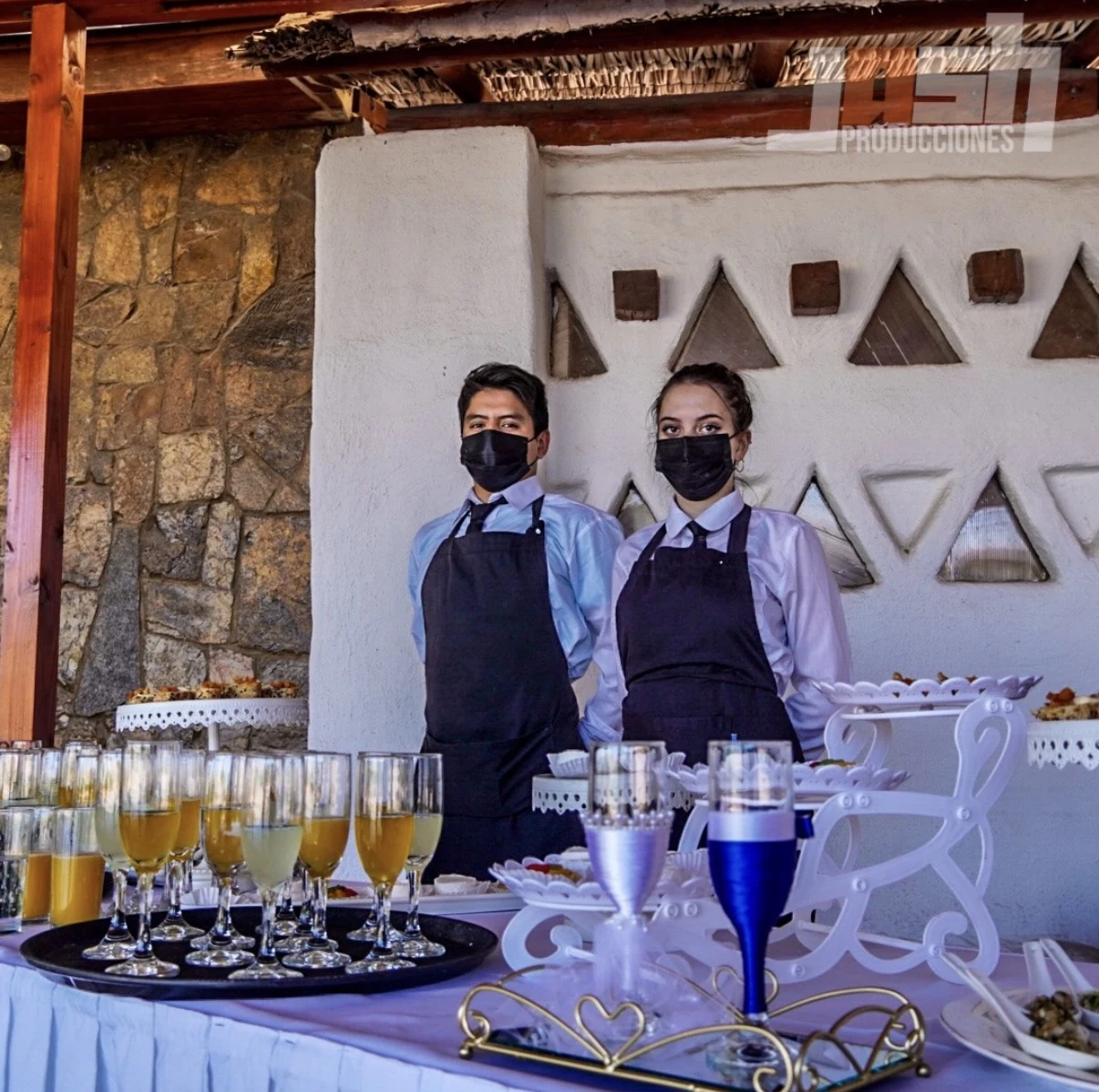 Equipo de catering en evento producido por JASH