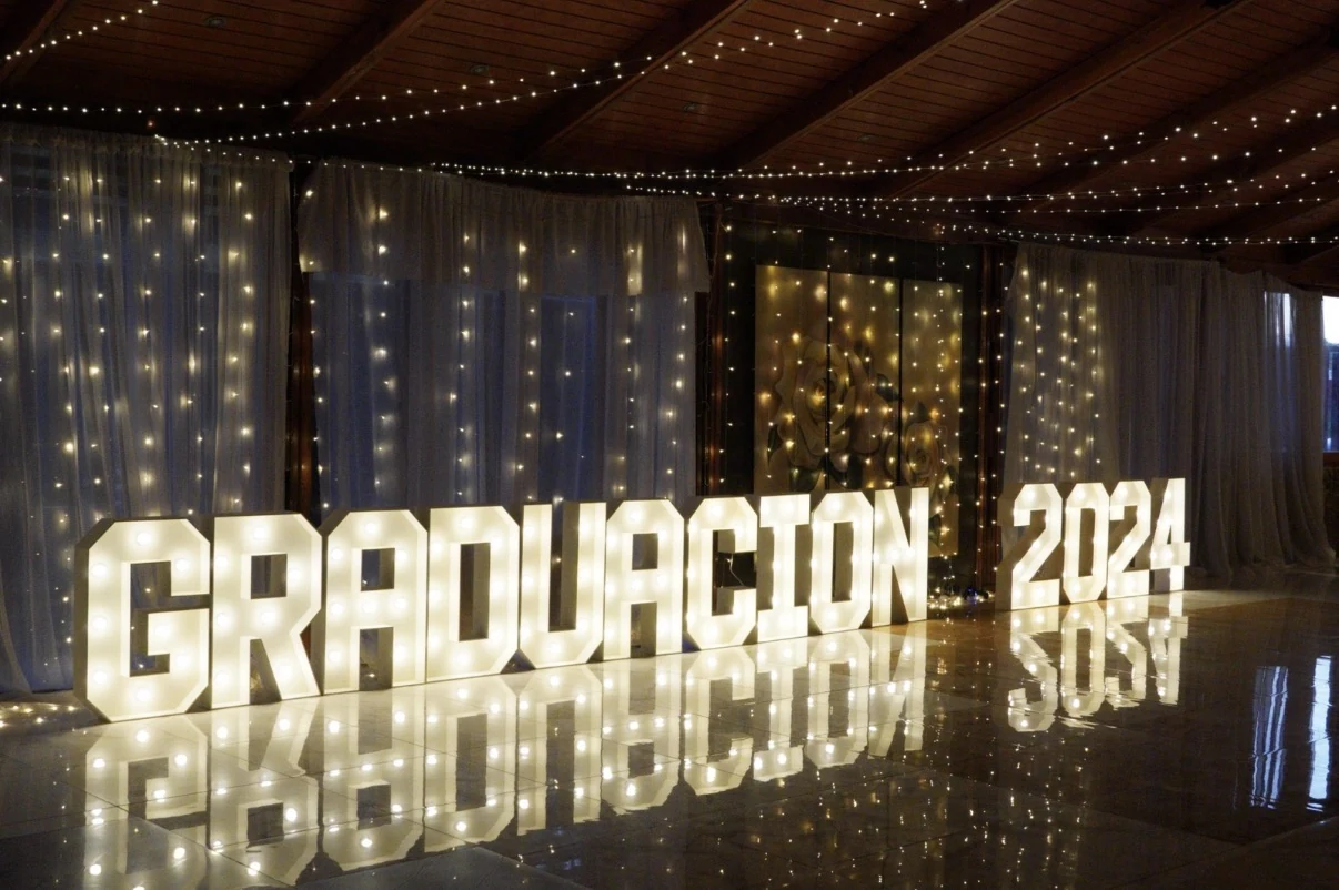 Letras luminosas de graduación en evento realizado por JASH