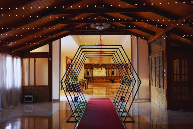 Acceso LED de JASH Producciones instalado en un salón de eventos