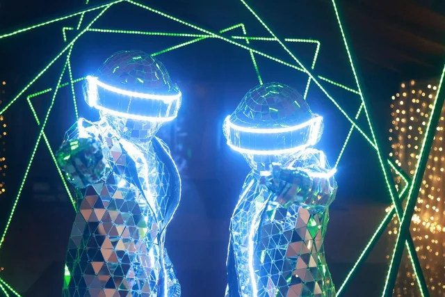 Robots Mirror iluminados de JASH Producciones
