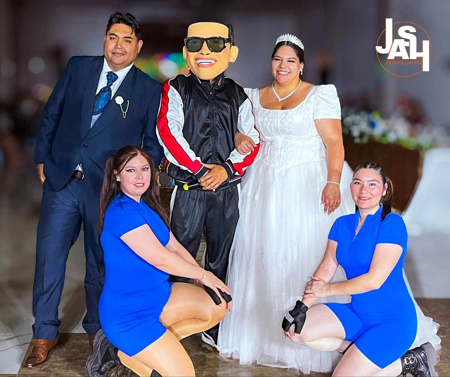 Novios junto a personaje de animación durante matrimonio