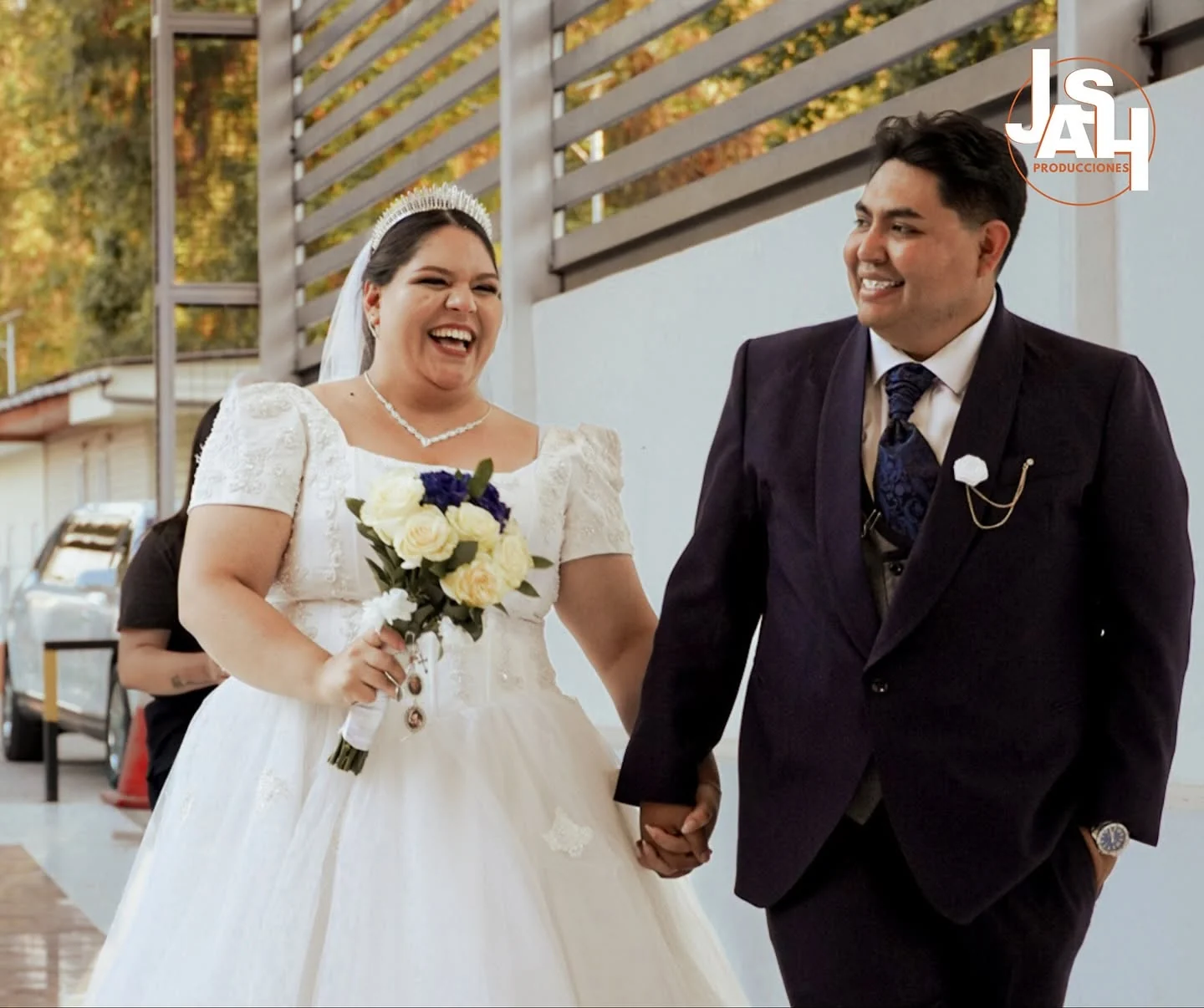 Pareja de novios durante matrimonio producido por JASH Producciones