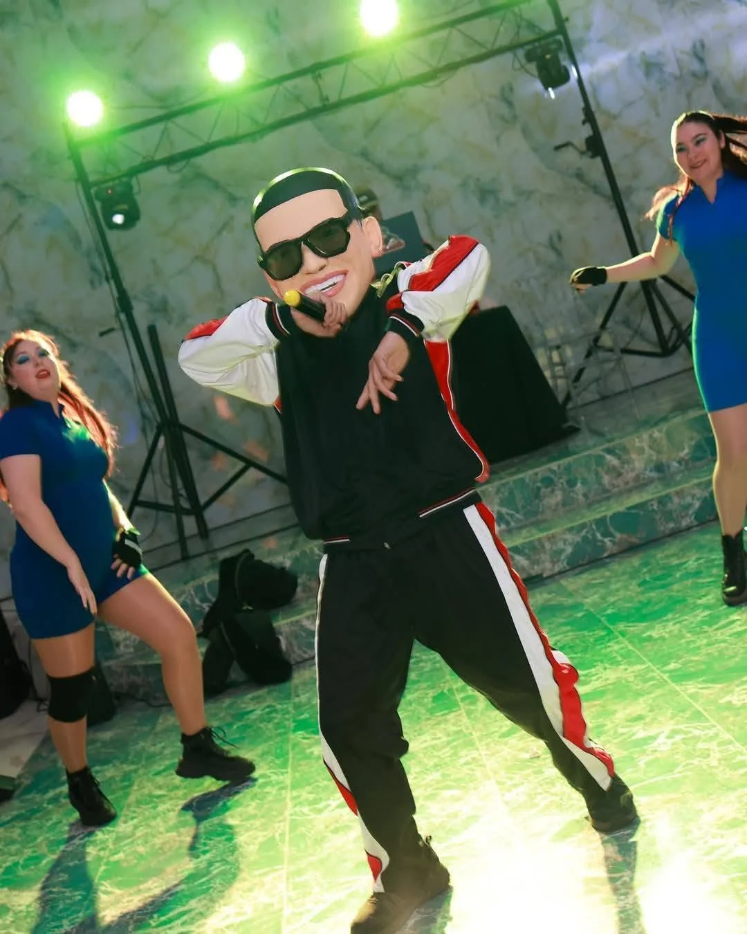 Personaje de animación y bailarinas durante show de evento