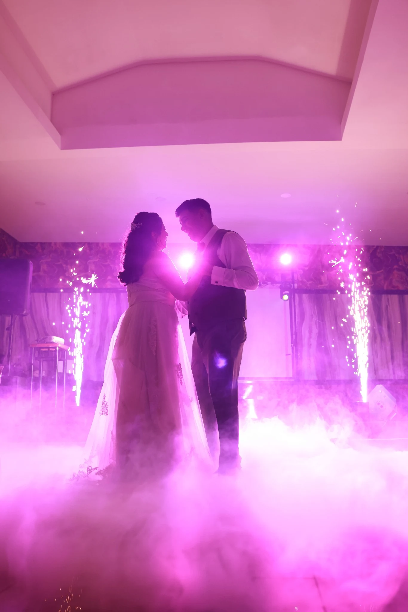Pareja durante su primer baile en un matrimonio producido por JASH