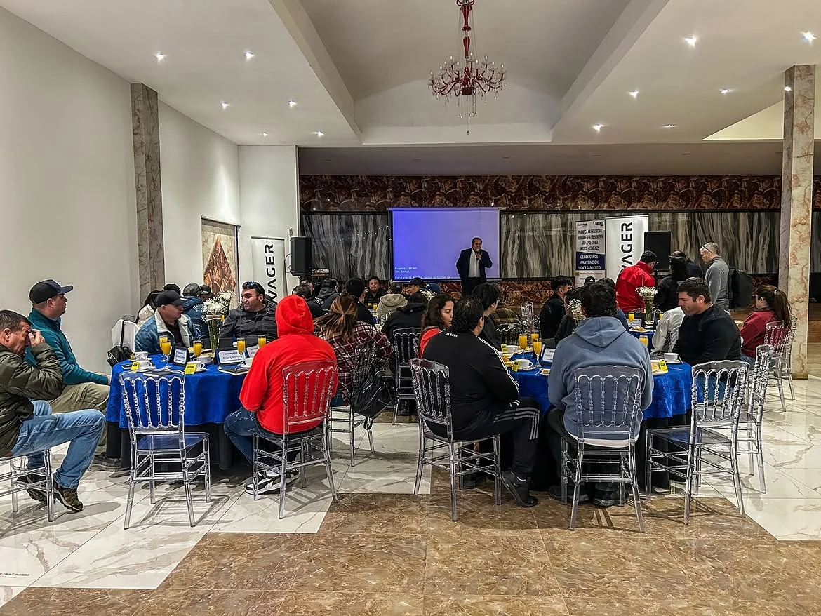 Evento empresarial con asistentes y presentador