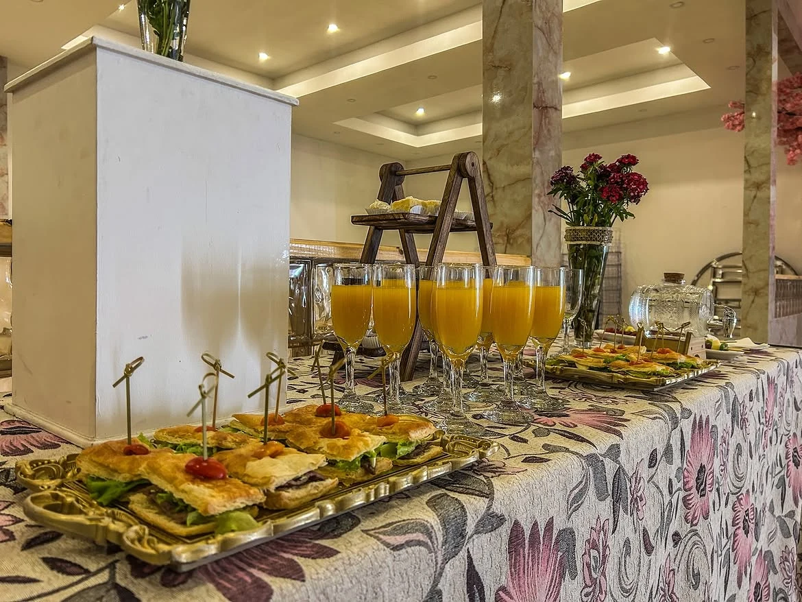 Mesa de catering con jugos y bocados