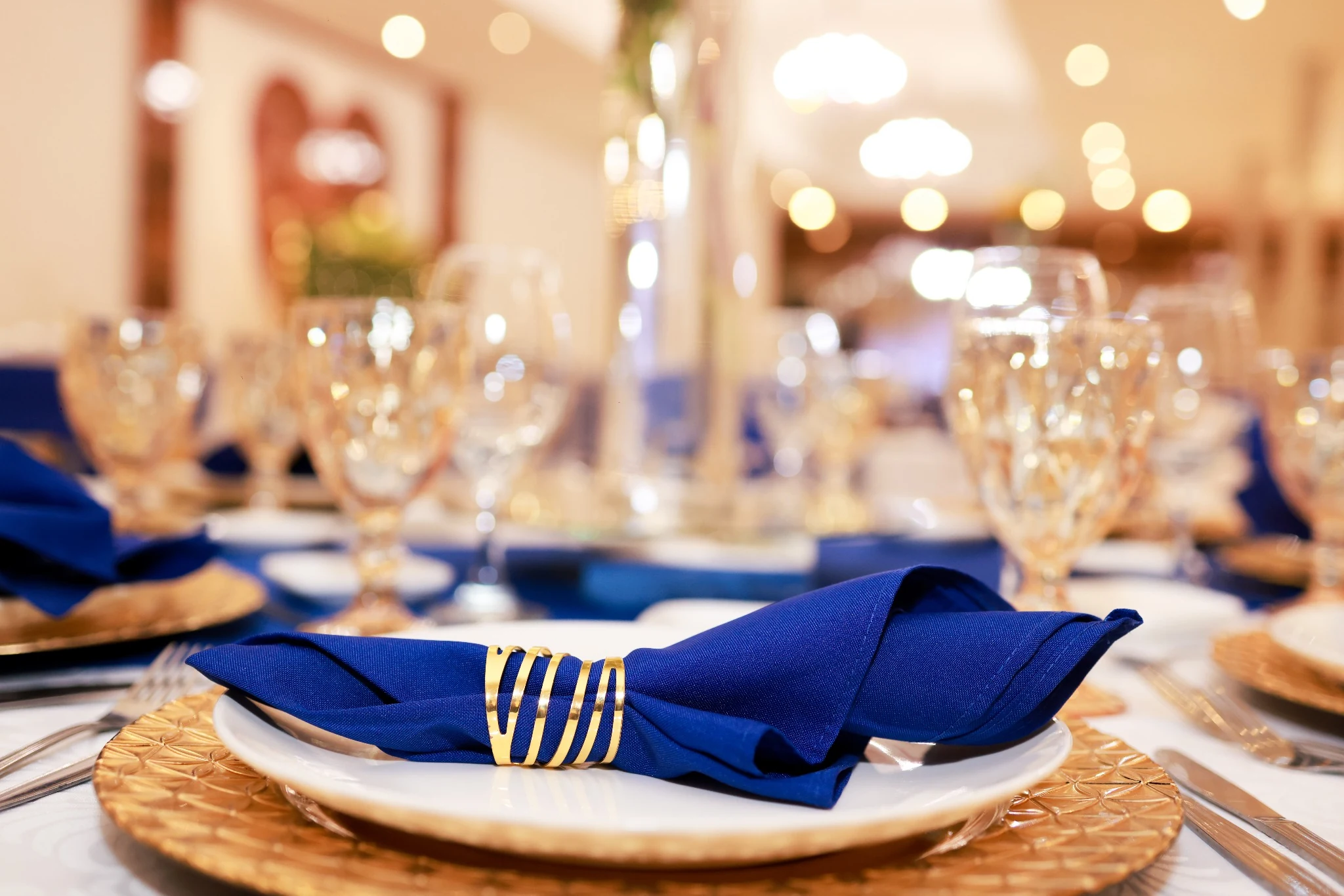 Montaje elegante de mesa para evento