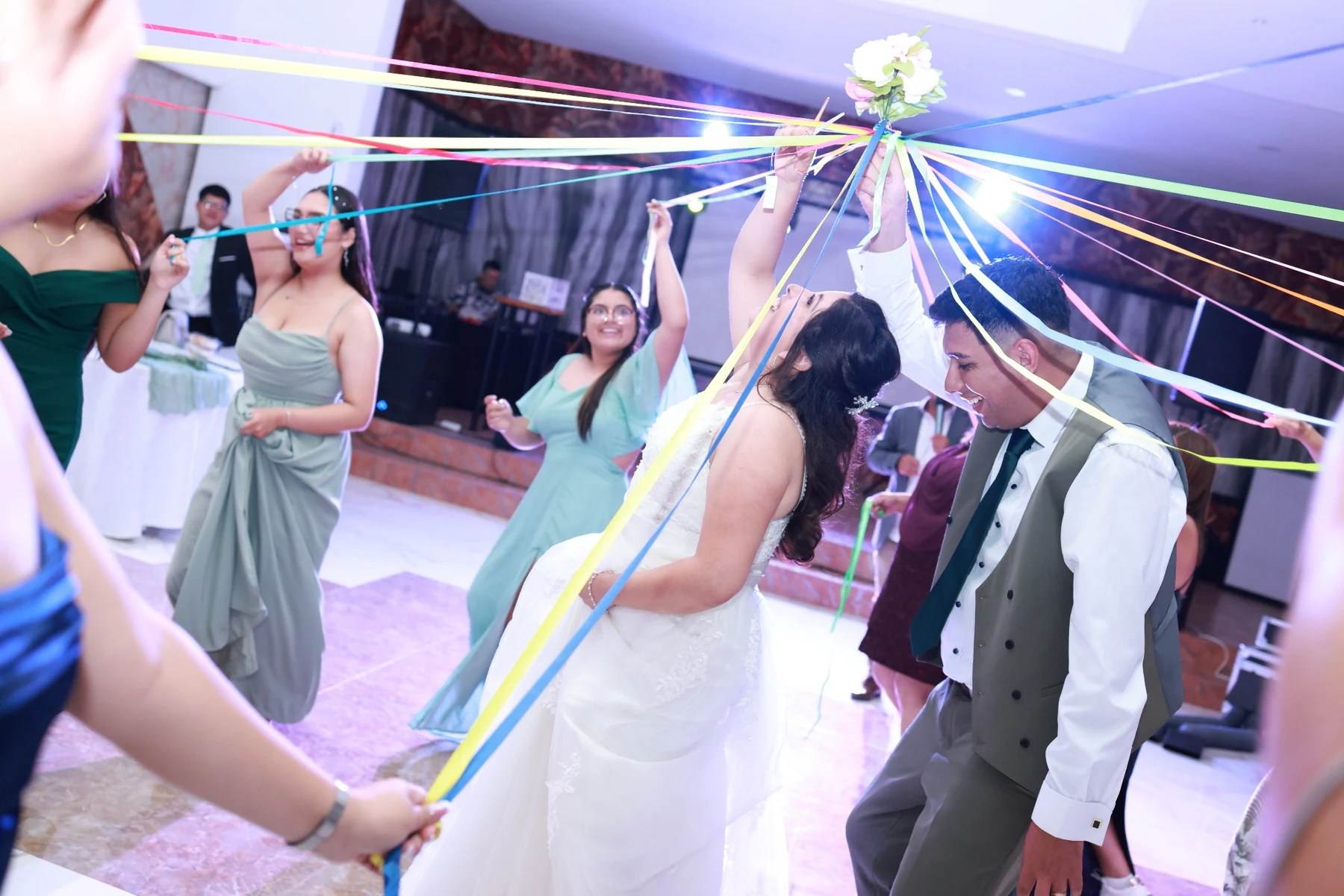 Novios e invitados participando en una dinámica de celebración