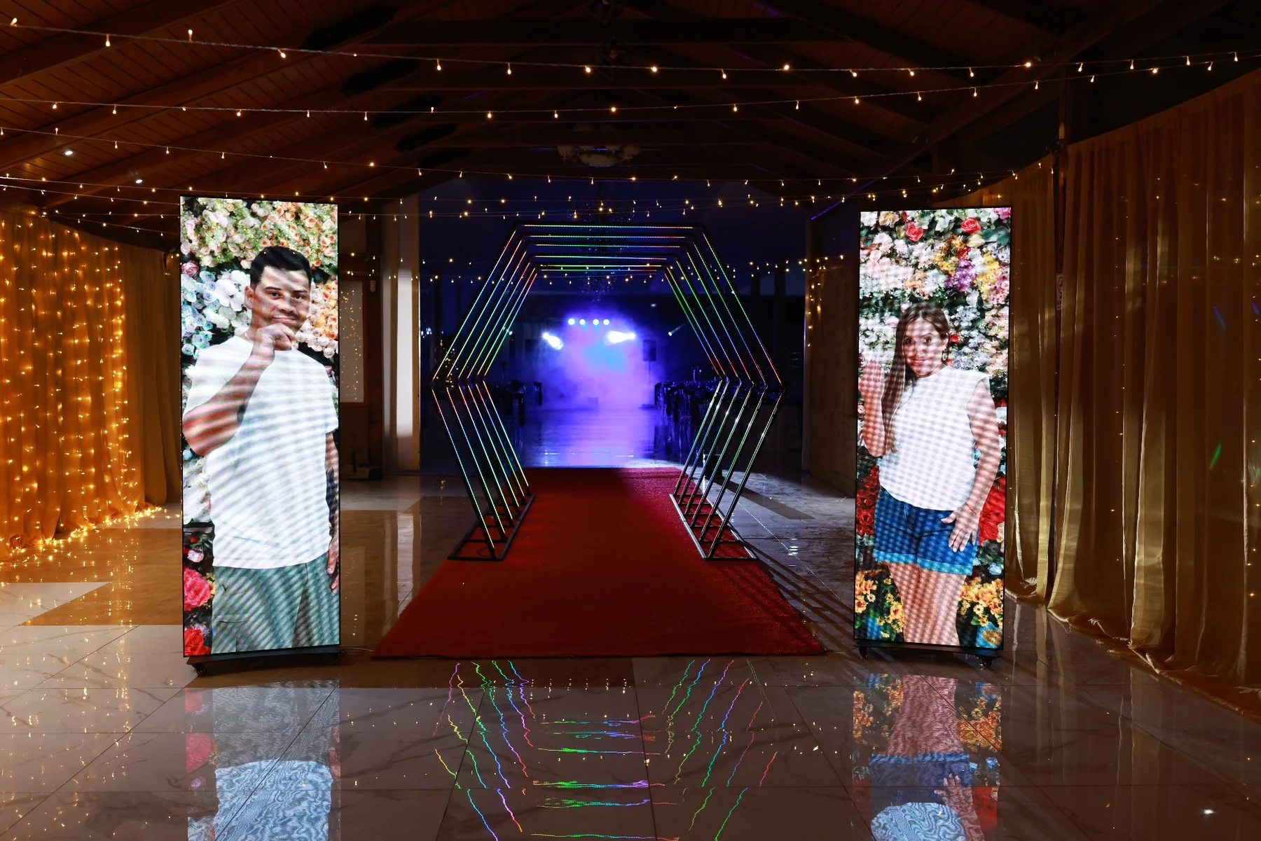 Acceso LED y montaje escénico para evento