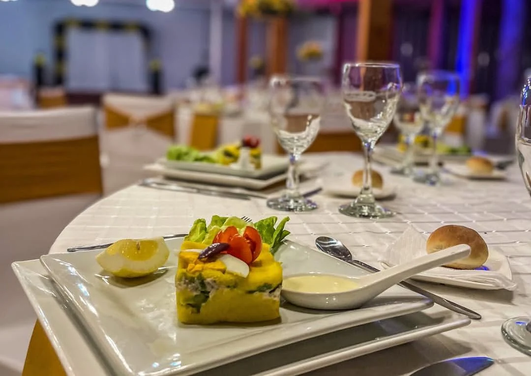 Detalle de servicio de mesa y banquetería para la celebración.