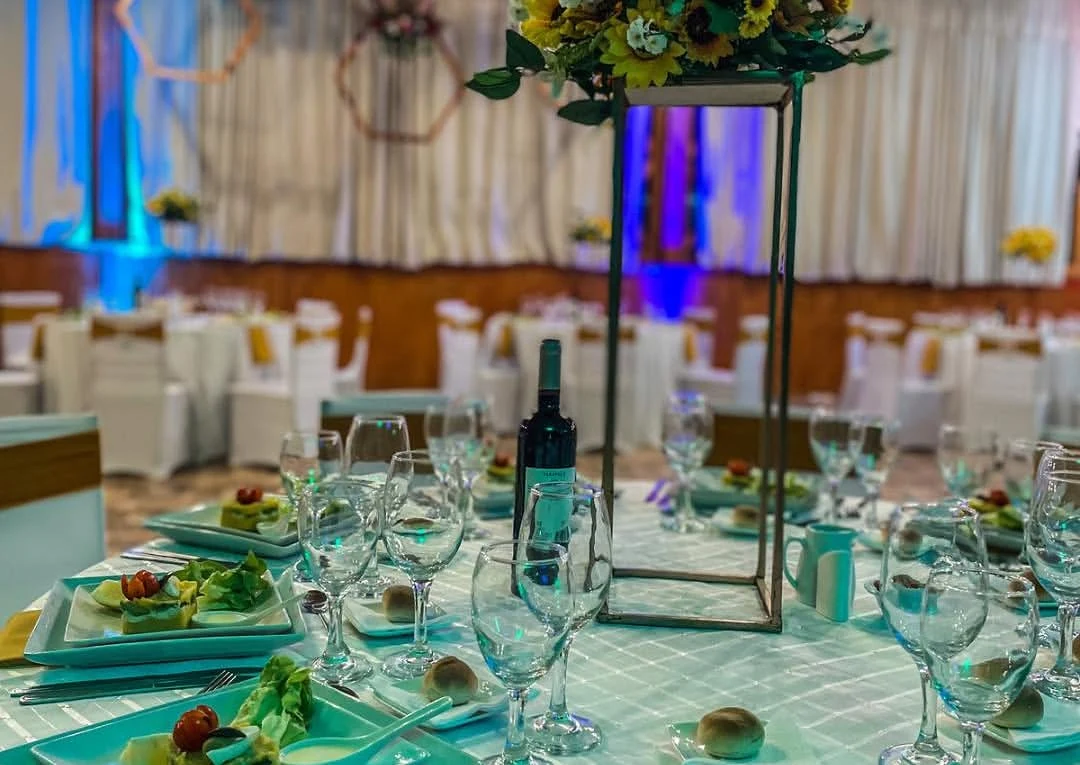 Mesa preparada y ambientación del salón para el evento.