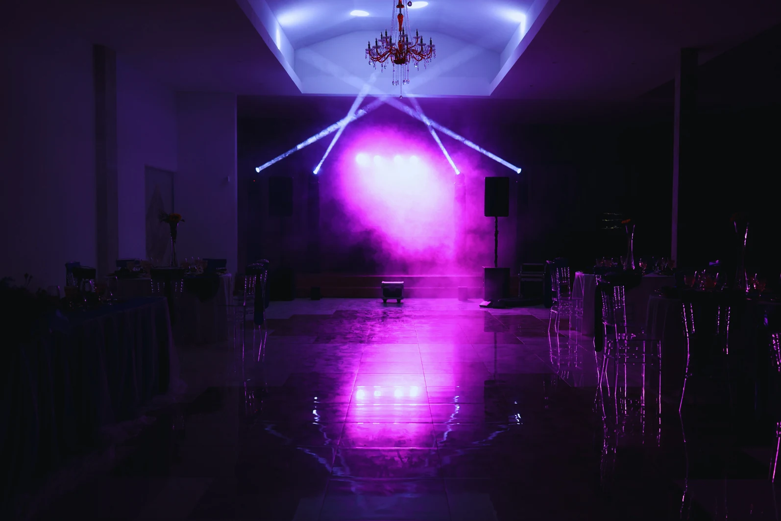 Iluminación profesional de JASH Producciones en un evento
