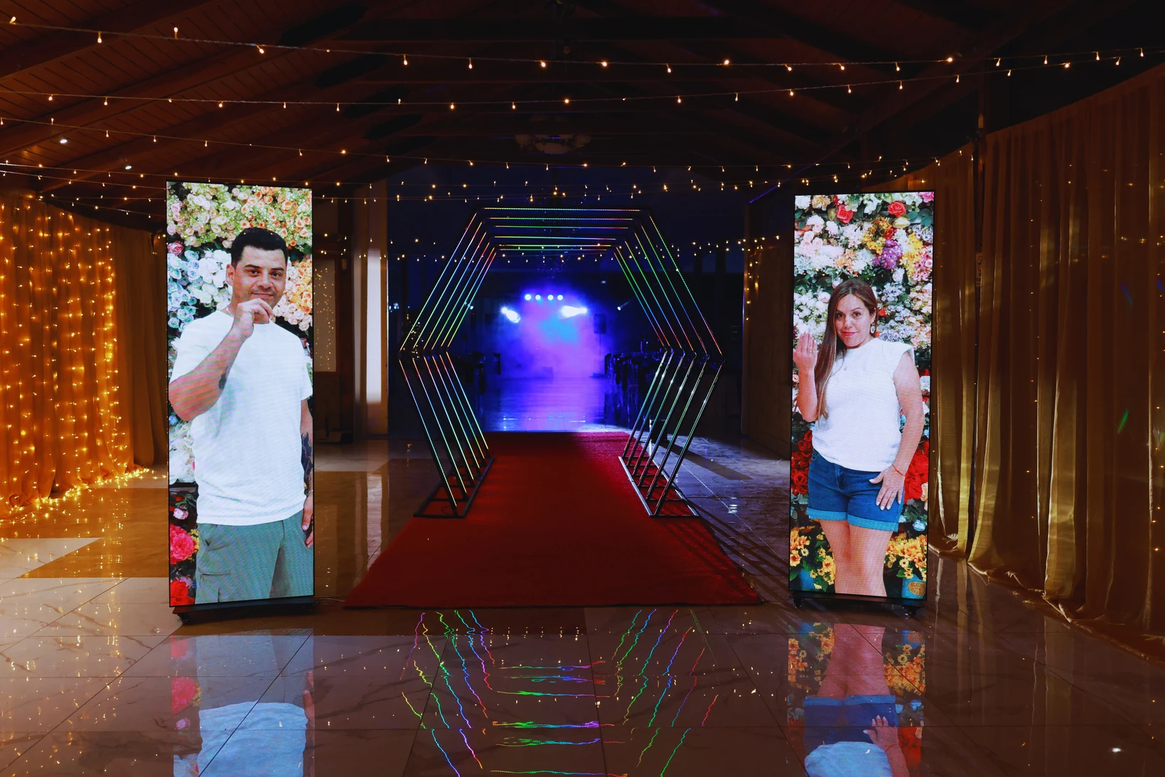 Tótems LED de JASH Producciones instalados en un evento