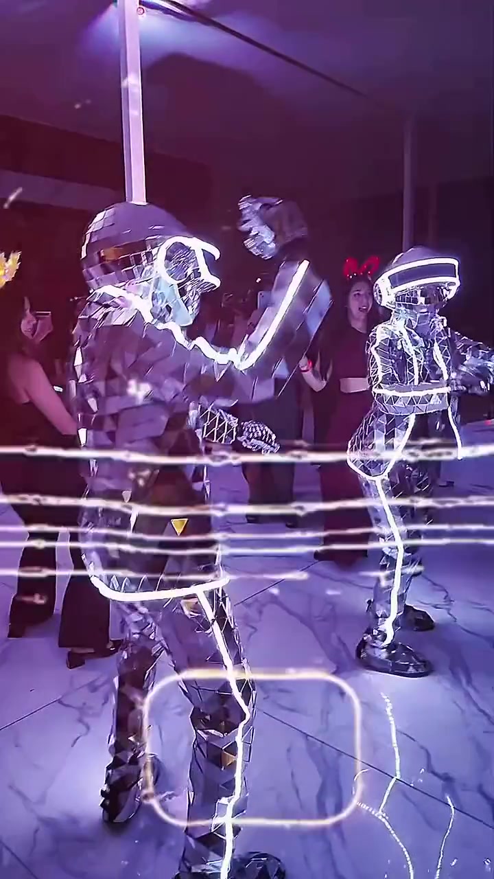 Robot Mirror animando a invitados durante un evento JASH